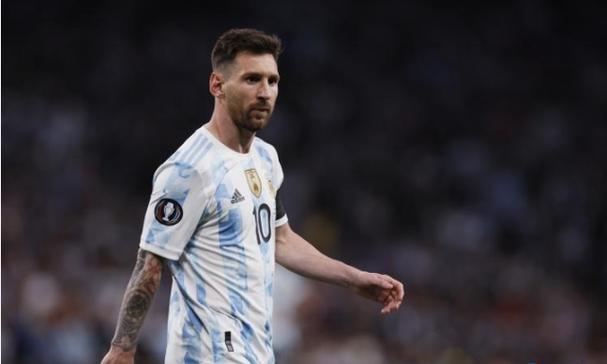 黄梦莹私服穿搭真时髦! 棕色皮草外套+半身裙+长筒靴, 减龄又洋气